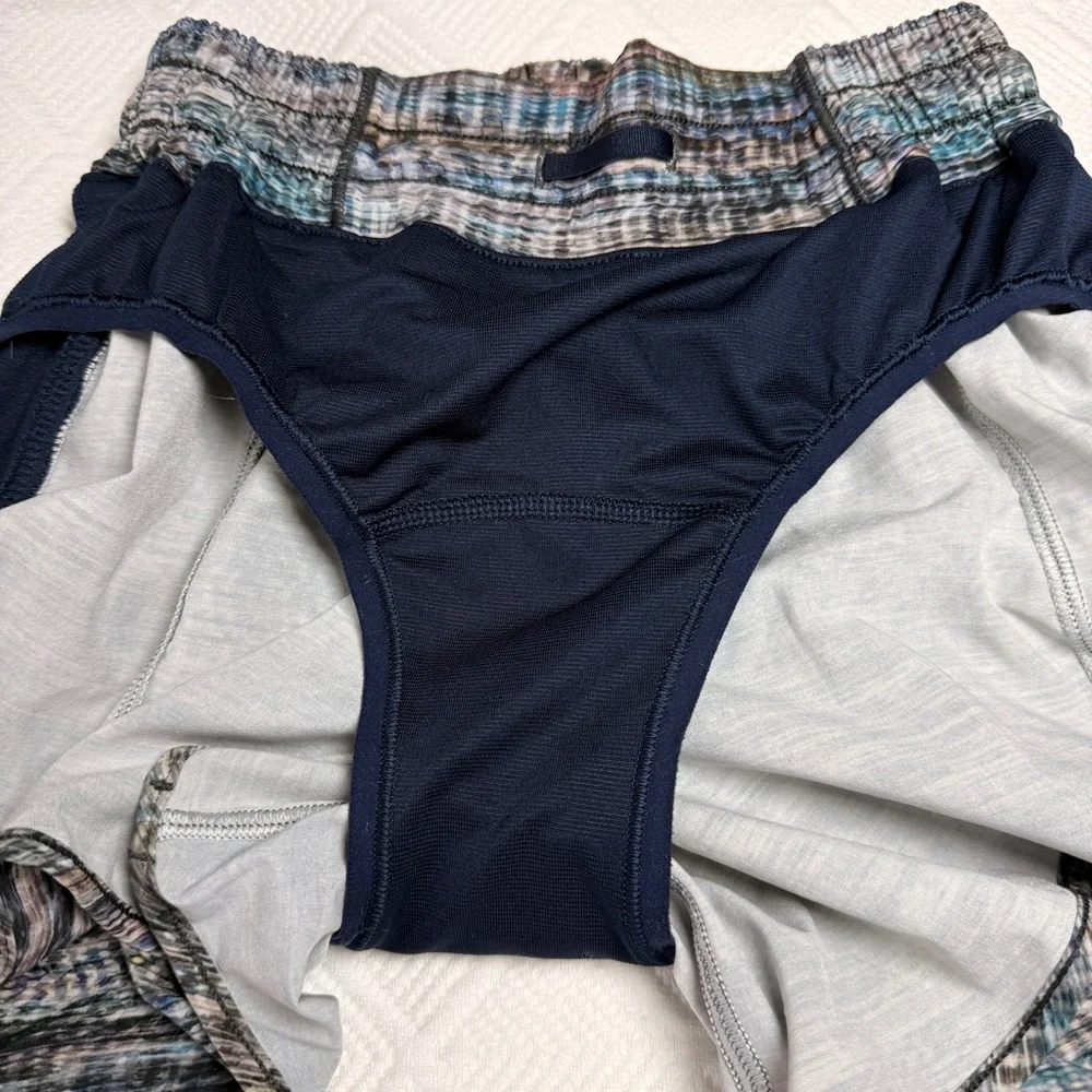 Lululemon Hot Hotty Shorts Size 2, Inseam 4”, Blue Yellow Multi, Lot of 3 - Picture 14 of 14